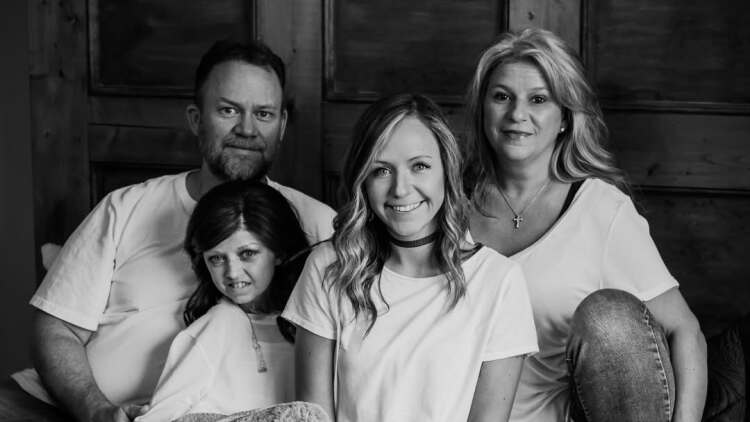 Όταν μπήκε να καθαρίσει το δωμάτιο της κόρης της χρόνια μετά τον θάνατό της, την περίμενε ένα «δώρο»
