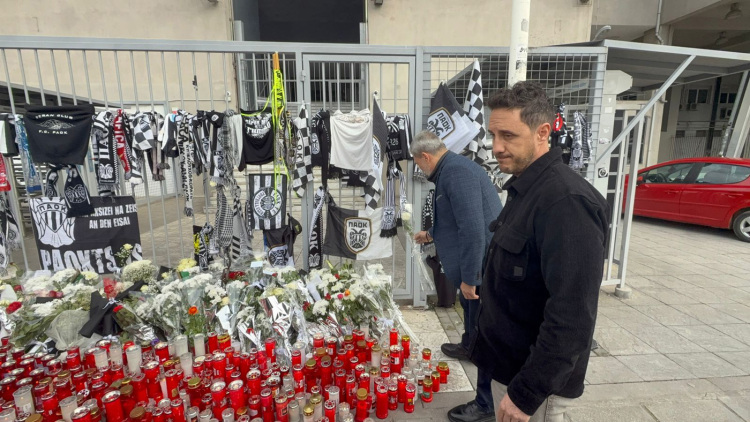 Πρώην ποδοσφαιριστής και ο πρόεδρος του Ερασιτέχνη του Άρη αφήνουν λευκά τριαντάφυλλα έξω από το γήπεδο της Τούμπας