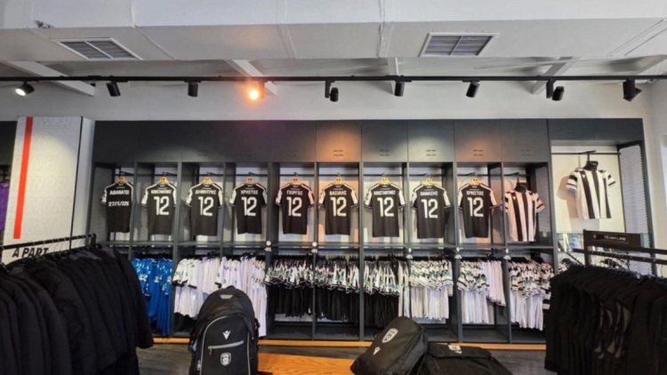 Με τα ονόματα των νεκρών της τραγωδίας στη Ρουμανία οι φανέλες του ΠΑΟΚ στην μπουτίκ της Τούμπας, δείτε βίντεο