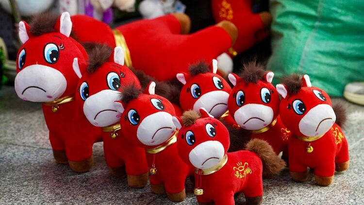 Είναι αυτό το νέο Labubu; Το θλιμμένο άλογο που έχει ξεπουλήσει επειδή αποτυπώνει την εξουθένωση των εργαζομένων 