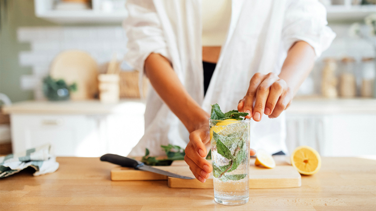 Detox: Η βιομηχανία της αποτοξίνωσης εξαπλώνεται και στην Ελλάδα