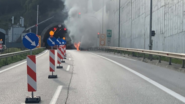 Ηγουμενίτσα: Φωτιά σε βανάκι στην Εγνατία πριν το τούνελ Βασιλικού, δείτε βίντεο