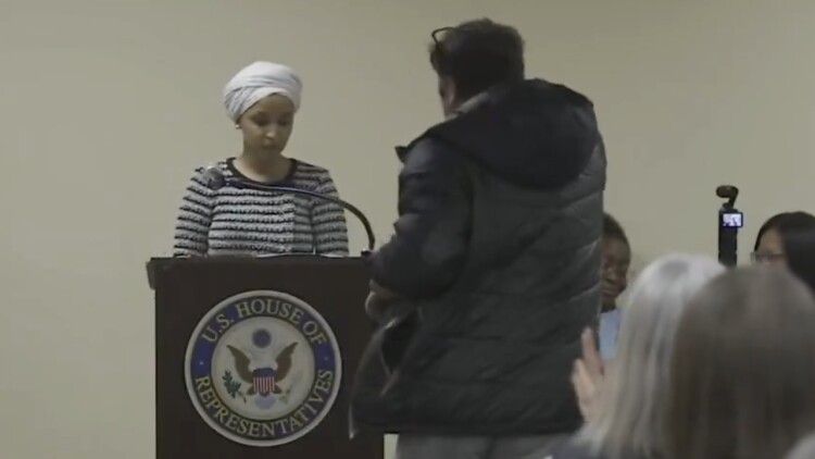 Άνδρας ψέκασε με άγνωστη ουσία τη βουλευτή των Δημοκρατικών Ιλχάν Ομάρ - Μιλούσε με οπαδούς της στη Μινεάπολη
