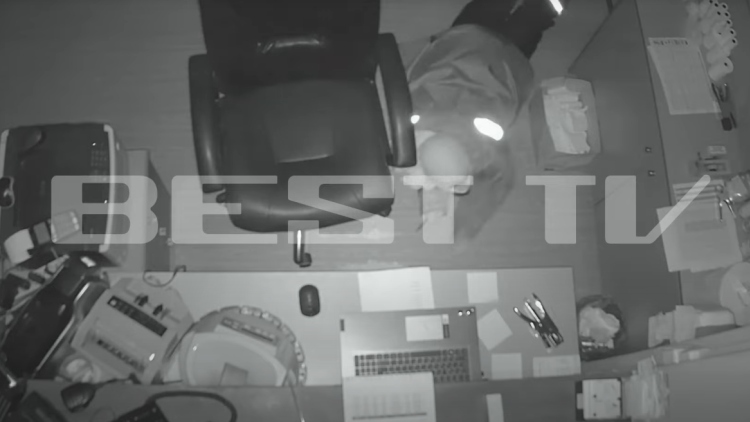 Συμμορία με ποδήλατα διέρρηξε τα ΚΤΕΛ Καλαμάτας: Ξήλωσαν το παράθυρο, μπήκαν έρποντας και πήραν 200 ευρώ, δείτε βίντεο