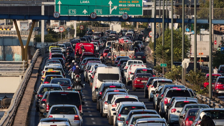 Σύσκεψη στο Μαξίμου για το κυκλοφοριακό στην Αττική: Φρένο στα φορτηγά στον Κηφισό, έξυπνα φανάρια και νέοι οδικοί άξονες
