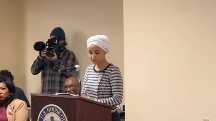 Δεν αφήνω τους νταήδες να κερδίζουν, λέει η βουλευτής των Δημοκρατικών Ιλχάν Ομάρ που δέχτηκε επίθεση με άγνωστη ουσία