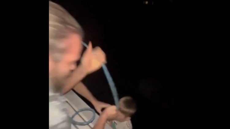 Τρελό βίντεο στη Ρωσία: Άντρας δένει καλώδιο στη μέση ενός αγοριού και το κατεβάζει, γελώντας, από το παράθυρο διαμερίσματος