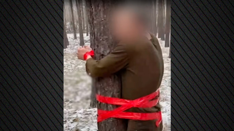 Ρώσοι αξιωματικοί εδεσαν ανάποδα σε δέντρα στρατιώτες που κατηγόρησαν για ανυπακοή, τους έδωσαν να φάνε και χιόνι