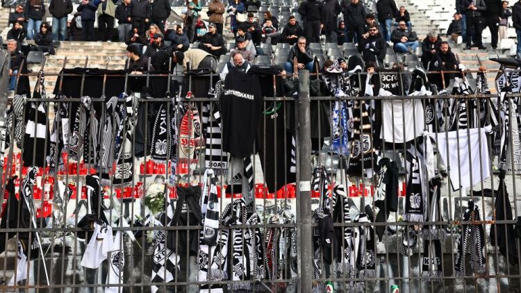 ΠΑΟΚ: Γεμάτη αλλά βουβή η Τούμπα θρηνεί τα επτά χαμένα αετόπουλα, δείτε βίντεο