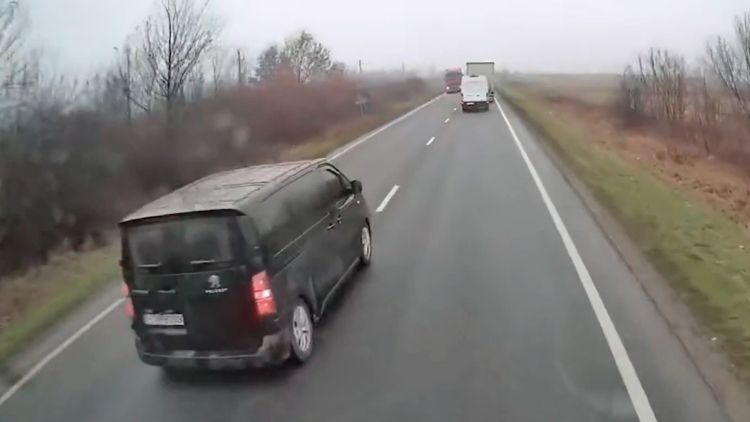 «Μπλόκαρε το τιμόνι κατά την προσπέραση» αποκάλυψε τραυματίας οπαδός του ΠΑΟΚ στον Έλληνα γιατρό που βρέθηκε στο σημείο του φονικού τροχαίου