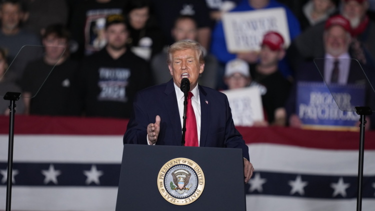 Τραμπ: Μεγάλη αμερικανική ναυτική δύναμη κινείται προς το Ιράν, ελπίζουμε η Τεχεράνη να έρθει στο τραπέζι των διαπραγματεύσεων 