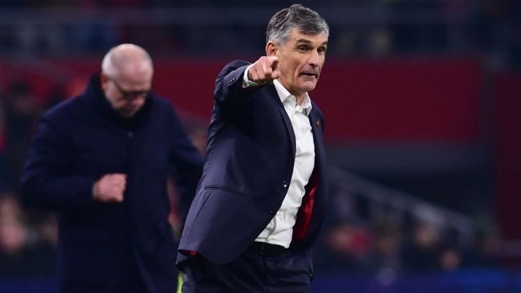 Ολυμπιακός: Η φωτογραφία του Μεντιλίμπαρ να καθαρίζει το γήπεδο από τα χιόνια που έγινε viral 