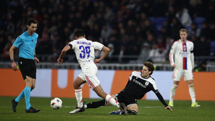 Μεγάλη απώλεια για τον ΠΑΟΚ: Αποβλήθηκε με δεύτερη κίτρινη κάρτα στο 41' ο Κωνσταντέλιας κόντρα στη Λιόν 