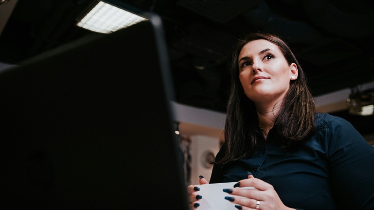 Οι φράσεις που μας κάνουν να φαινόμαστε αδύναμες στον συνομιλητή μας
