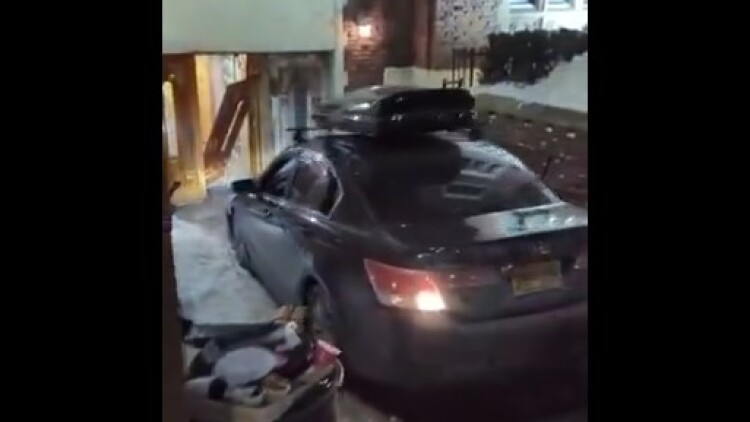 Η στιγμή που άνδρας εμβολίζει επανειλημμένα με το αυτοκίνητό του την είσοδο συναγωγής στη Νέα Υόρκη