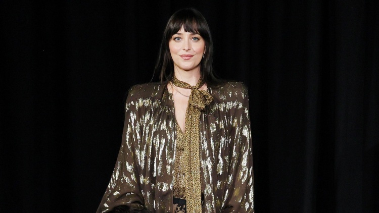 Ντακότα Τζόνσον: Σε νέα εμφάνιση χωρίς παντελόνι - Ο μαξιμαλισμός στην κομψή εκδοχή του