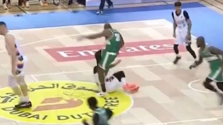 Απίστευτο περιστατικό σε αγώνα μπάσκετ στο Ντουμπάι: Παίκτης κλωτσούσε τον αντίπαλό του που ήταν πεσμένος στο παρκέ, βίντο 
