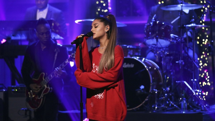 Ariana Grande: Αποκάλυψε γιατί φορούσε συνεχώς oversized φούτερ το 2018
