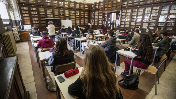 Έλεγχοι ακόμη και μηχανήματα ανίχνευσης μετάλλων έξω από σχολεία στην Ιταλία για την αντιμετώπιση της βίας των ανηλίκων
