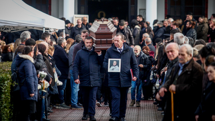 «Η φωτιά δεν μπόρεσε να κάψει αυτό που ήσουν»: Θρήνος στις κηδείες των τριών θυμάτων της τραγωδίας στην Βιολάντα
