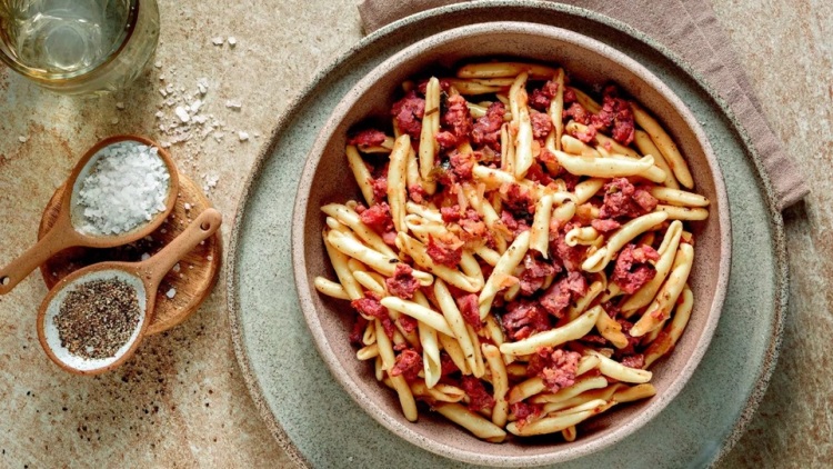 Στριφτάρια με χωριάτικο λουκάνικο, λεμόνι και ρίγανη