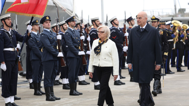 O Δένδιας υποδέχθηκε στη φρεγάτα Κίμων τη Γαλλίδα ομόλογό του, δείτε βίντεο