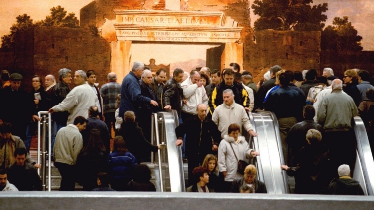 26 χρόνια από τα εγκαίνια του μετρό της Αθήνας: Οι διάσημοι, το πάρτι στο Σύνταγμα και η κοσμοσυρροή