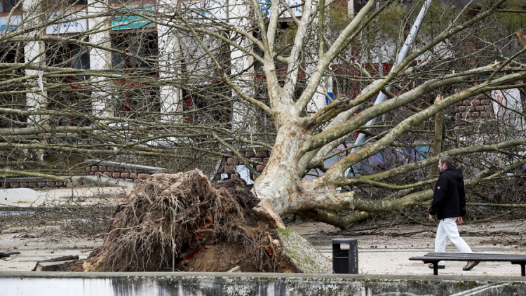 Πέντε οι νεκροί από την καταιγίδα Κριστίν στην Πορτογαλία, χωρίς ρεύμα 450.000 σπίτια
