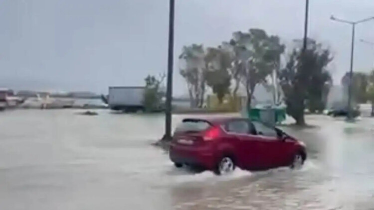 Θάλασσα και στεριά έγιναν ένα στη Σαγιάδα, δείτε βίντεο 