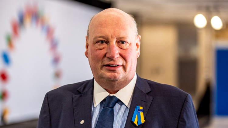 Politico: Απολύθηκε κορυφαίος αξιωματούχος της ΕΕ, ο Εσθονός Χένρικ Χολολέι, έπαιρνε... δώρα από το Κατάρ