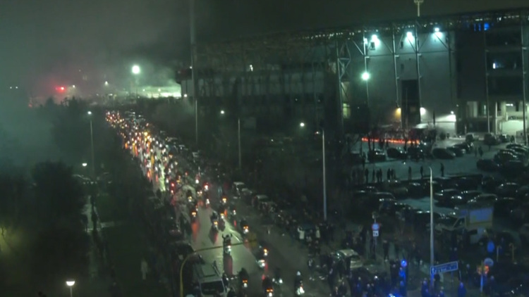 Στην Τούμπα συνοδεία μοτοπορείας οι σοροί  των επτά οπαδών του ΠΑΟΚ που σκοτώθηκαν στη Ρουμανία, το συγκινητικό αντίο με συνθήματα και καπνογόνα