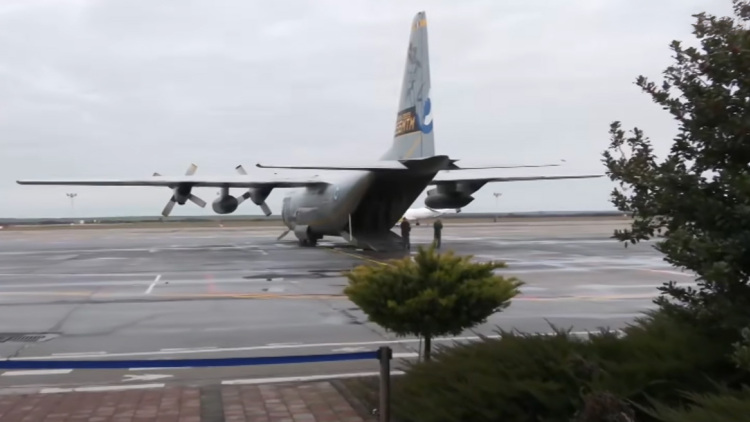 Στη Θεσσαλονίκη το C-130 με τις σορούς των επτά οπαδών του ΠΑΟΚ που σκοτώθηκαν στη Ρουμανία - Συγκίνηση στο τρισάγιο στην Τιμισοάρα