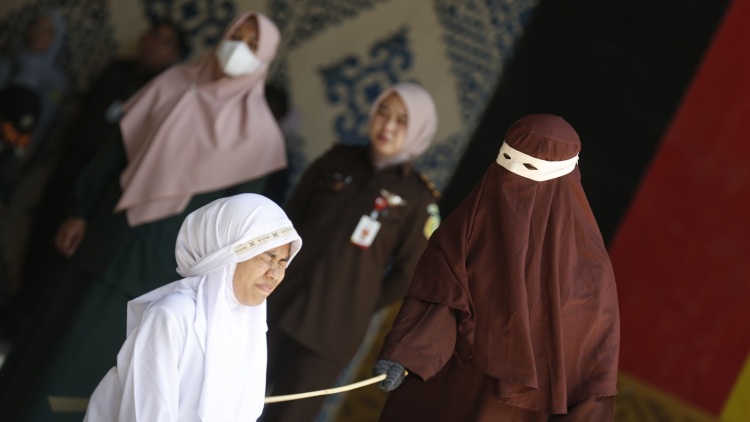 Βαρβαρότητα στην Ινδονησία: Παράνομο ζευγάρι τιμωρήθηκε με 140 ραβδισμούς, λιποθύμησε η γυναίκα, δείτε φωτογραφίες