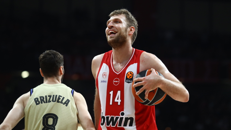 Ολυμπιακός: Σπουδαία κίνηση από τον Βεζένκοφ, έβγαλε τη φανέλα του και τη χάρισε σε κοριτσάκι που τον περίμενε, βίντεο 