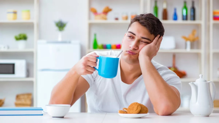 Γιατί νιώθουμε διαρκώς κουρασμένοι; Πότε φταίει η διατροφή – Δείτε βίντεο
