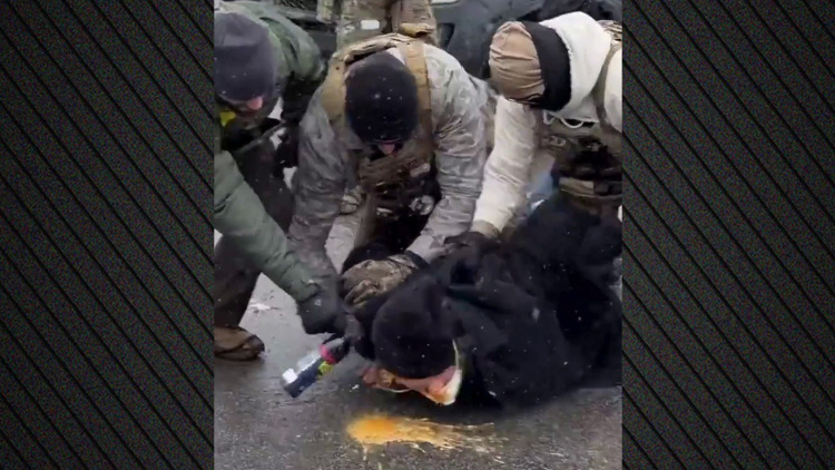 Ένας πρώην τραπεζίτης της Morgan Stanley είναι πίσω από τα δακρυγόνα και σπρέι αξίας $4,7 εκατ. που ρίχνει η ICE σε διαδηλωτές