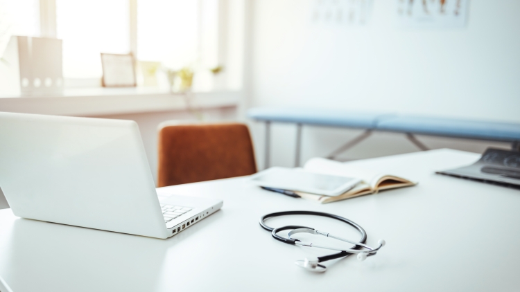 Αυξήσεις έως 7% στα ισόβια ασφάλιστρα υγείας και «από το καλοκαίρι βλέπουμε»
