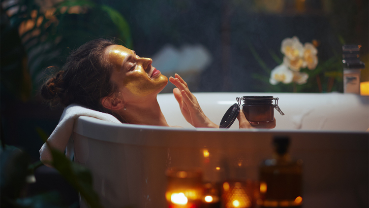 Πώς αποκτούν οι διασημότητες το «δέρμα δισεκατομμυριούχου» – Πανάκριβα προϊόντα, χρυσές θεραπείες