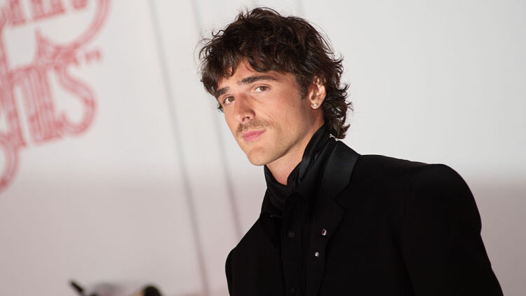 Η στιγμή που ο Τζέικοπ Έλορντι δίνει την τσίχλα που μασά στη μητέρα του στην πρεμιέρα της ταινίας του (βίντεο)