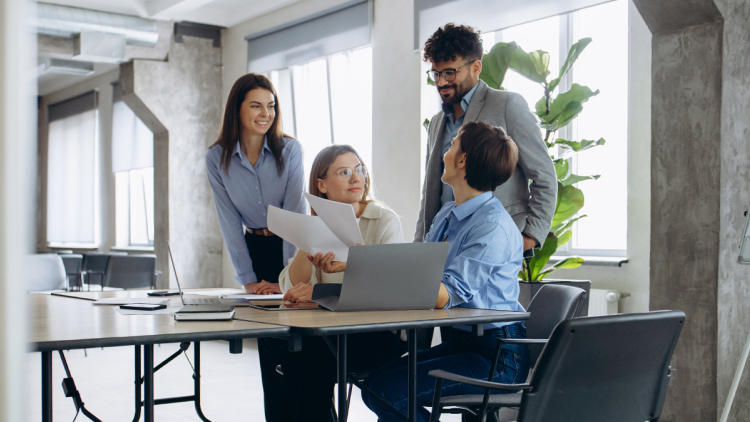 Έως και δύο μισθούς κερδίζουν από σήμερα οι εργαζόμενοι στον ιδιωτικό τομέα, πώς διαφοροποιείται το όφελος ανά ηλικία και παιδιά