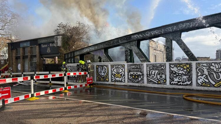 Σοβαρά προβλήματα στις σιδηροδρομικές μετακινήσεις στο βόρειο Λονδίνο λόγω μεγάλης φωτιάς κοντά σε γραμμή 