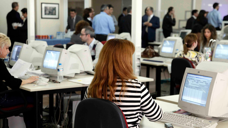 Έως και δύο μισθούς τον χρόνο κερδίζουν από σήμερα οι εργαζόμενοι στον ιδιωτικό τομέα, πώς διαφοροποιείται το όφελος ανά ηλικία και παιδιά