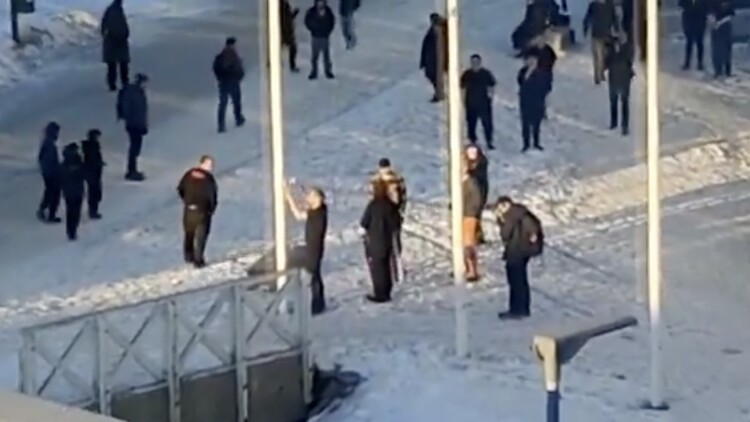 Οργή για Γερμανό κωμικό που προσπάθησε να υψώσει την αμερικανική σημαία στη Γροιλανδία
