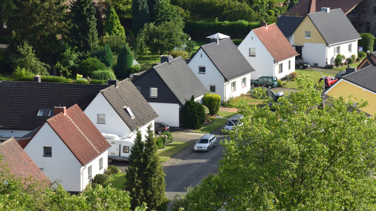 Μεσίτης αρνήθηκε να δώσει σπίτι σε δασκάλα λόγω του πακιστανικού επωνύμου της, τι αποφάσισε το Δικαστήριο
