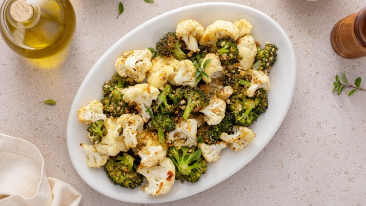 Πώς αξιοποιούμε τα κοτσάνια του μπρόκολου και τα φύλλα του κουνουπιδιού