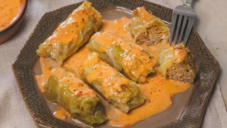 Η συνταγή της ημέρας: Λαχανοντολμάδες φούρνου με σάλτσα ατζίκα. Το μενού της εβδομάδας (2/2-8/2)