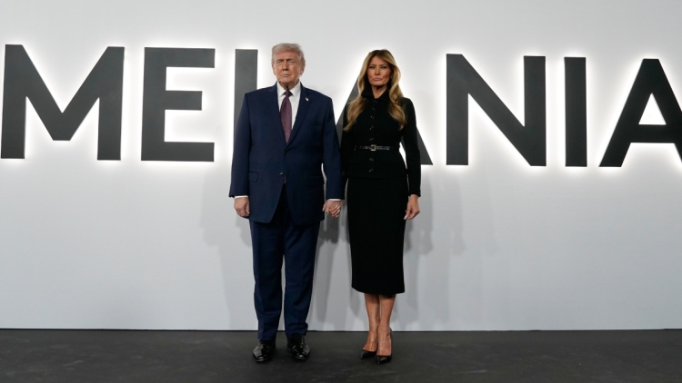 Με total black και χέρι-χέρι με τον Τραμπ, η Μελάνια στην πρεμιέρα του φιλμ με την Amazon, ποιοι παρευρέθηκαν