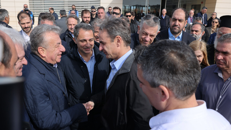 Στο εργοτάξιο του αεροδρομίου στο Καστέλλι ο Κυριάκος Μητσοτάκης, δείτε βίντεο