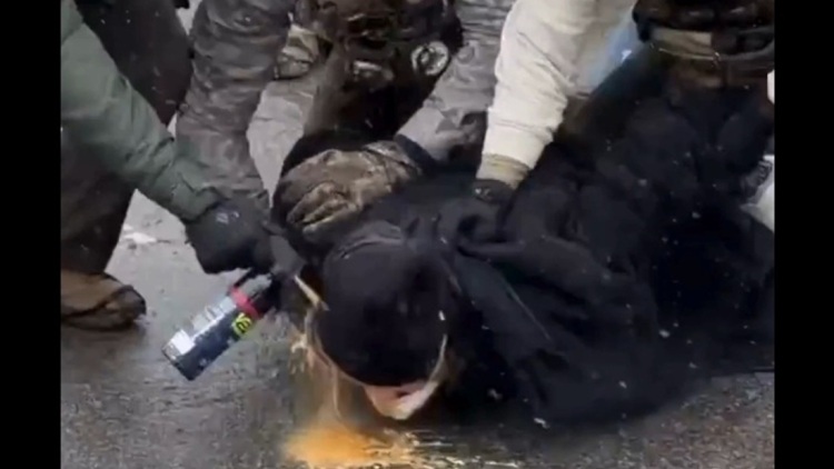 Ένας πρώην τραπεζίτης της Morgan Stanley είναι πίσω από τα δακρυγόνα και σπρέι αξίας $4,7 εκατ. που ρίχνει η ICE σε διαδηλωτές