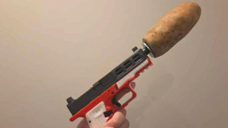 Πολίτης κατοχύρωσε νόμιμα σιγαστήρα από… πατάτα: Πώς τον ενέκρινε η αρμόδια αρχή; (vid)